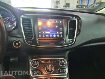 2015 Chrysler 200 Limited – miniatura 10
