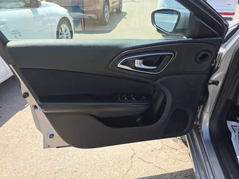 2015 Chrysler 200 Limited – miniatura 9