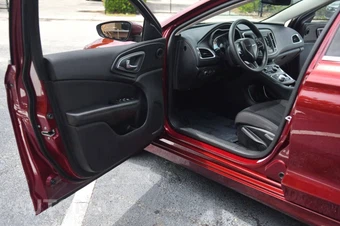 2015 Chrysler 200 Limited - miniatura 16