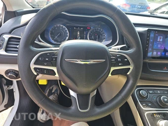 2015 Chrysler 200 Limited – miniatura 10