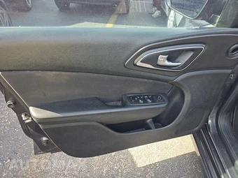 2015 Chrysler 200 Limited – miniatura 9