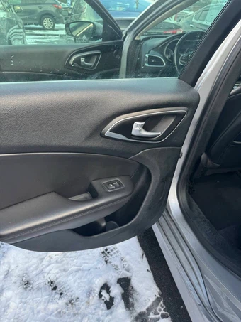 2015 Chrysler 200C – miniatura 11