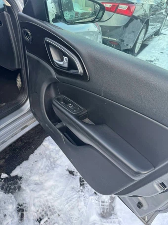 2015 Chrysler 200C – miniatura 9