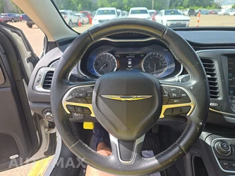 2015 Chrysler 200C - miniatura 10