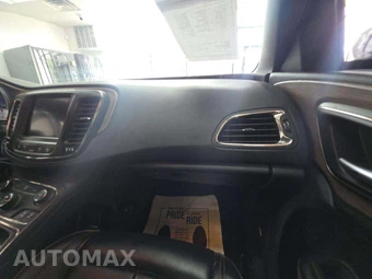2015 Chrysler 200C – miniatura 19