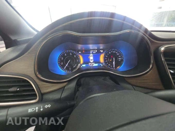 2015 Chrysler 200C – miniatura 9