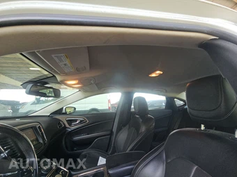 2015 Chrysler 200C – miniatura 18