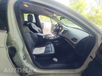 2015 Chrysler 200C – miniatura 8