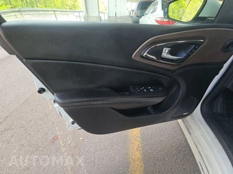 2015 Chrysler 200C – miniatura 9