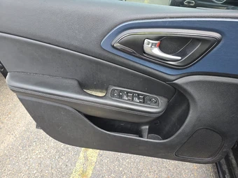 2015 Chrysler 200S – miniatura 9