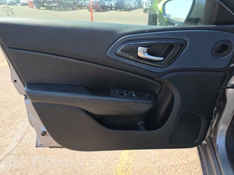 2015 Chrysler 200S - miniatura 9
