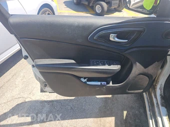 2015 Chrysler 200S - miniatura 9