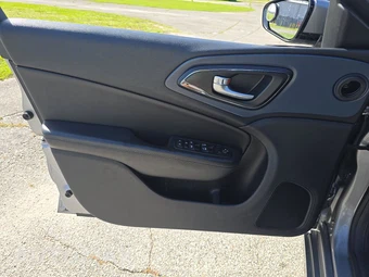 2015 Chrysler 200S – miniatura 9