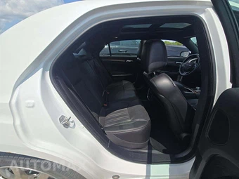 2015 Chrysler 300C Platinum – miniatura 16