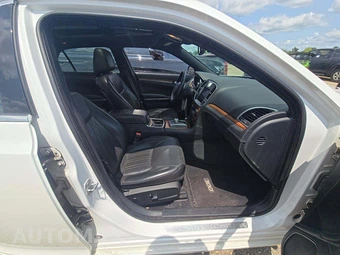 2015 Chrysler 300C Platinum – miniatura 18