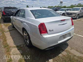 2015 Chrysler 300C Platinum – miniatura 2