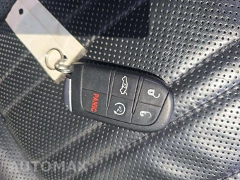 2015 Chrysler 300C Platinum – miniatura 8