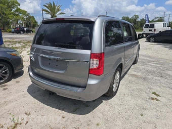2015 Chrysler Town & Country Limited Platinum 121.2" WB - miniatura 3