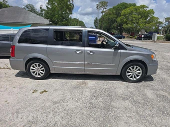 2015 Chrysler Town & Country Limited Platinum 121.2" WB - miniatura 4
