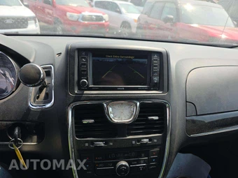 2015 Chrysler Town & Country S 121.2" WB - miniatura 10