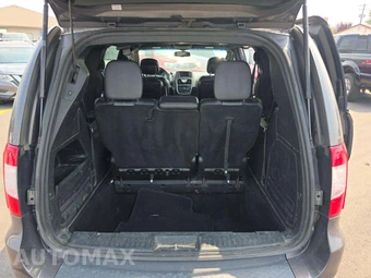 2015 Chrysler Town & Country S 121.2" WB - miniatura 15