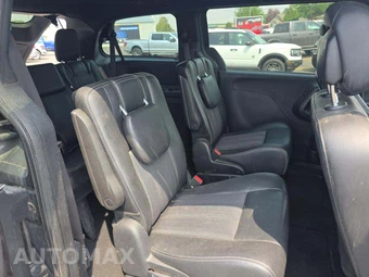2015 Chrysler Town & Country S 121.2" WB - miniatura 17