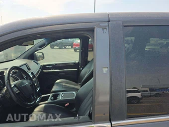 2015 Chrysler Town & Country S 121.2" WB - miniatura 24