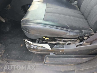 2015 Chrysler Town & Country S 121.2" WB - miniatura 26
