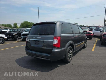2015 Chrysler Town & Country S 121.2" WB - miniatura 3