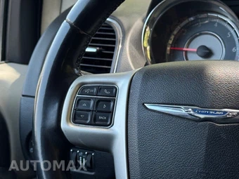 2015 Chrysler Town & Country Touring 121.2" WB - miniatura 21