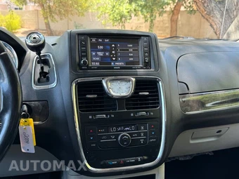 2015 Chrysler Town & Country Touring 121.2" WB - miniatura 23