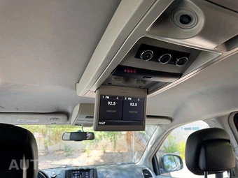 2015 Chrysler Town & Country Touring 121.2" WB - miniatura 26