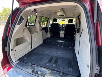 2015 Chrysler Town & Country Touring 121.2" WB - miniatura 29