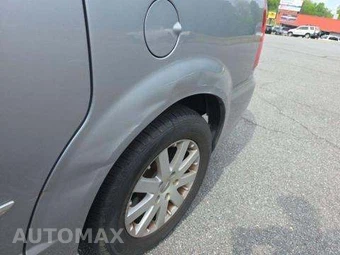 2015 Chrysler Town & Country Touring 121.2" WB – miniatura 25