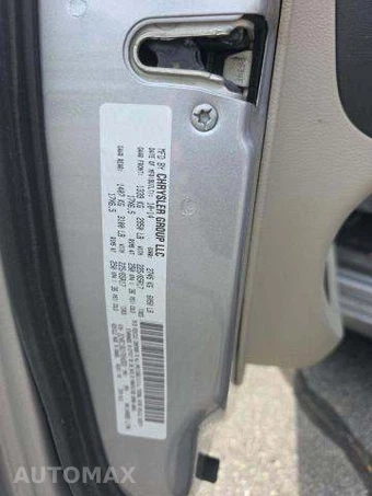 2015 Chrysler Town & Country Touring 121.2" WB – miniatura 5