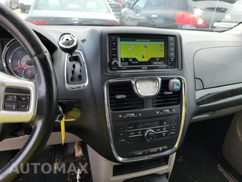 2015 Chrysler Town & Country Touring 121.2" WB - miniatura 11