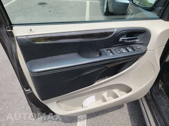 2015 Chrysler Town & Country Touring 121.2" WB - miniatura 9