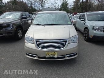 2015 Chrysler Town & Country Touring 121.2" WB – miniatura 2