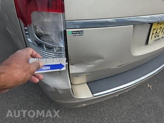 2015 Chrysler Town & Country Touring 121.2" WB – miniatura 28