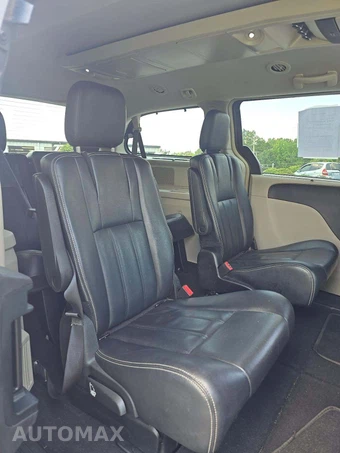 2015 Chrysler Town & Country Touring 121.2" WB - miniatura 17