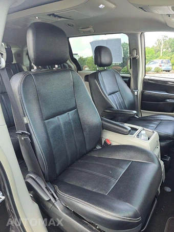 2015 Chrysler Town & Country Touring 121.2" WB - miniatura 19