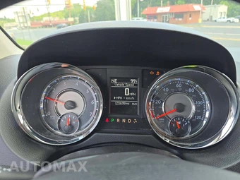 2015 Chrysler Town & Country Touring 121.2" WB - miniatura 9