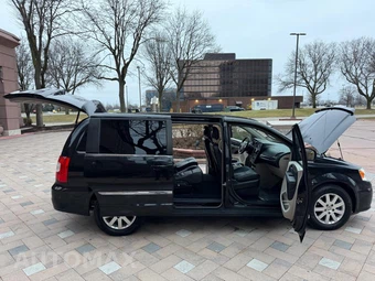 2015 Chrysler Town & Country Touring 121.2" WB - miniatura 16