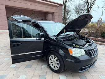 2015 Chrysler Town & Country Touring 121.2" WB - miniatura 17