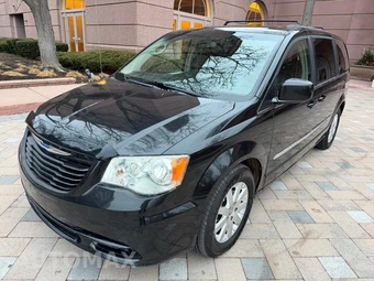 2015 Chrysler Town & Country Touring 121.2" WB - miniatura 2