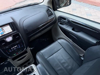 2015 Chrysler Town & Country Touring 121.2" WB - miniatura 21