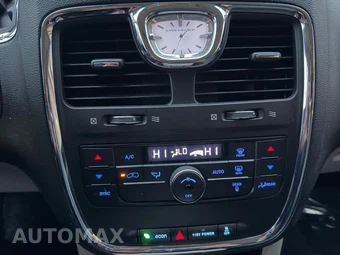 2015 Chrysler Town & Country Touring 121.2" WB - miniatura 26