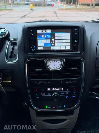 2015 Chrysler Town & Country Touring 121.2" WB - miniatura 28