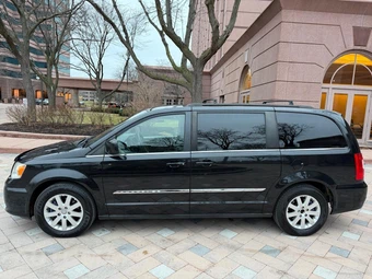 2015 Chrysler Town & Country Touring 121.2" WB - miniatura 3