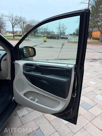 2015 Chrysler Town & Country Touring 121.2" WB - miniatura 35